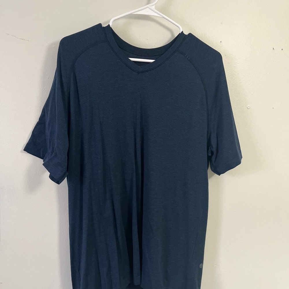 Lululemon metal vent tech V-neck large navy shirt